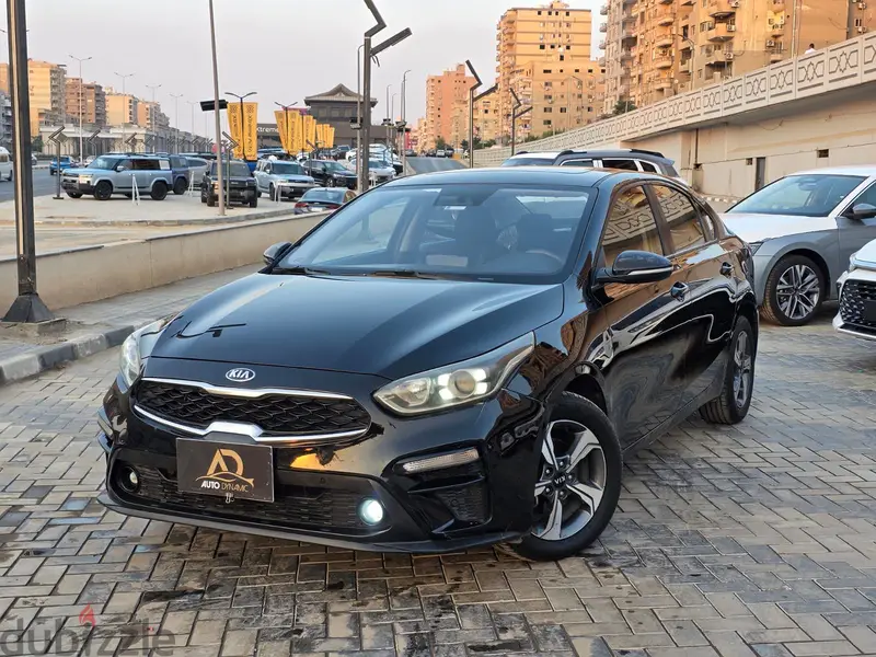 Front three-quarter view of a black 2019 Kia Cerato — image 1 of 3